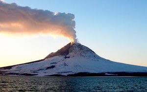 Plume of smoke can help indicate the strength of an eruption